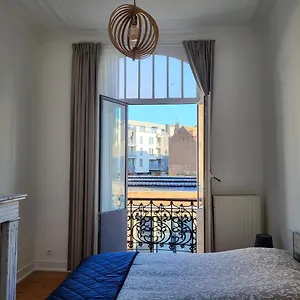 Bed & Blockchain Private With Shared Bathroom Bruksela